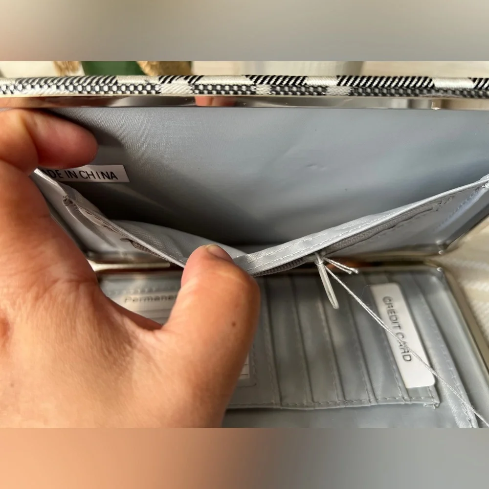 🌸 4/$25 Silver/Black “G” snap wallet/clutch